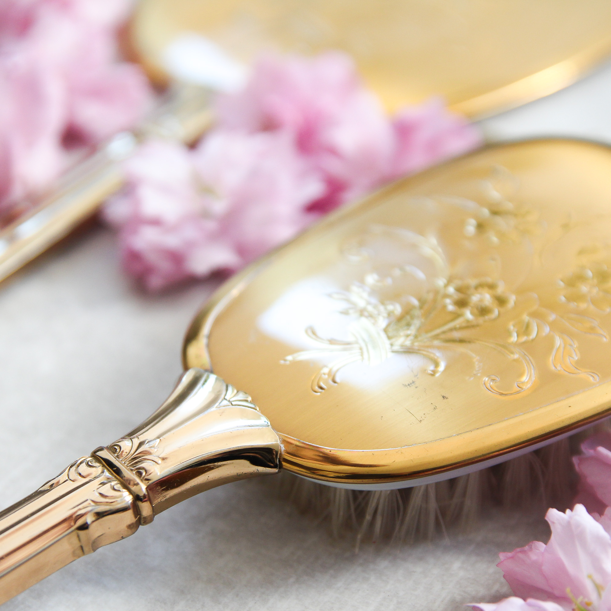 antikes-frisierset-gold-mieten-1 Antique hairstyling set gold for boudoir shoot or getting ready