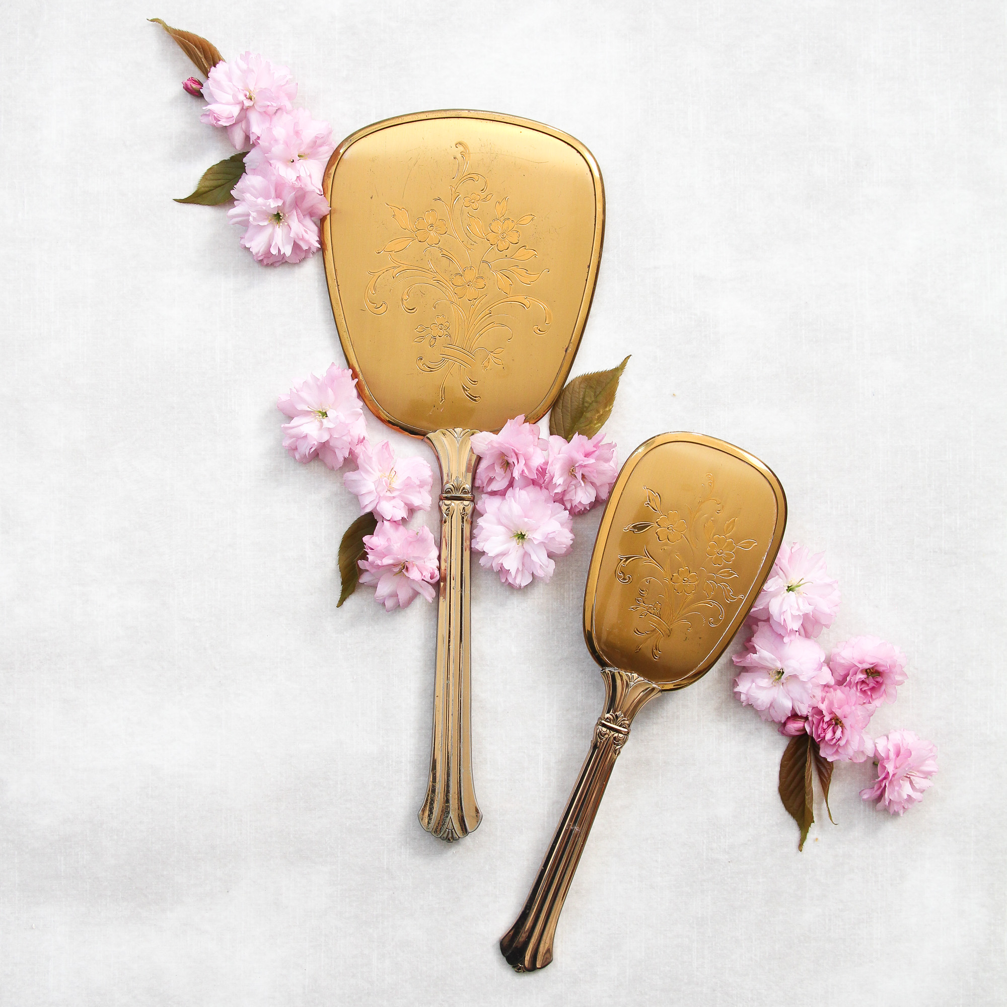 antikes-frisierset-gold-mieten-2 Antique hairstyling set gold for boudoir shoot or getting ready