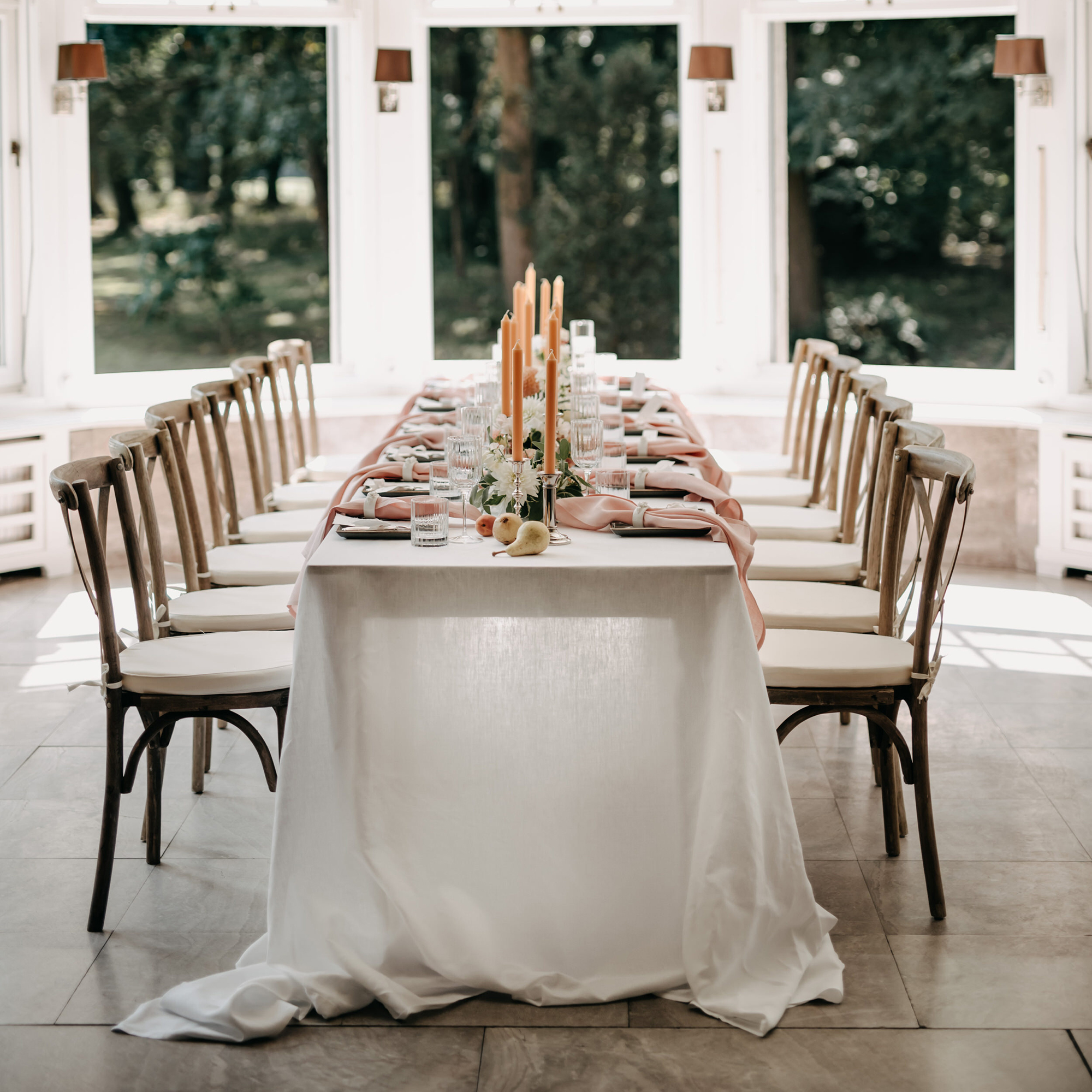 Weiße Hochzeitstischdecke – Perfekte Tischwäsche für stilvolle Hochzeiten & festliche Anlässe Weiße Hochzeitstischdecke mieten – Elegante Leinentischdecke für festliche Hochzeiten, Bankette und exklusive Dinners. Perfekt für runde und rechteckige Tische.