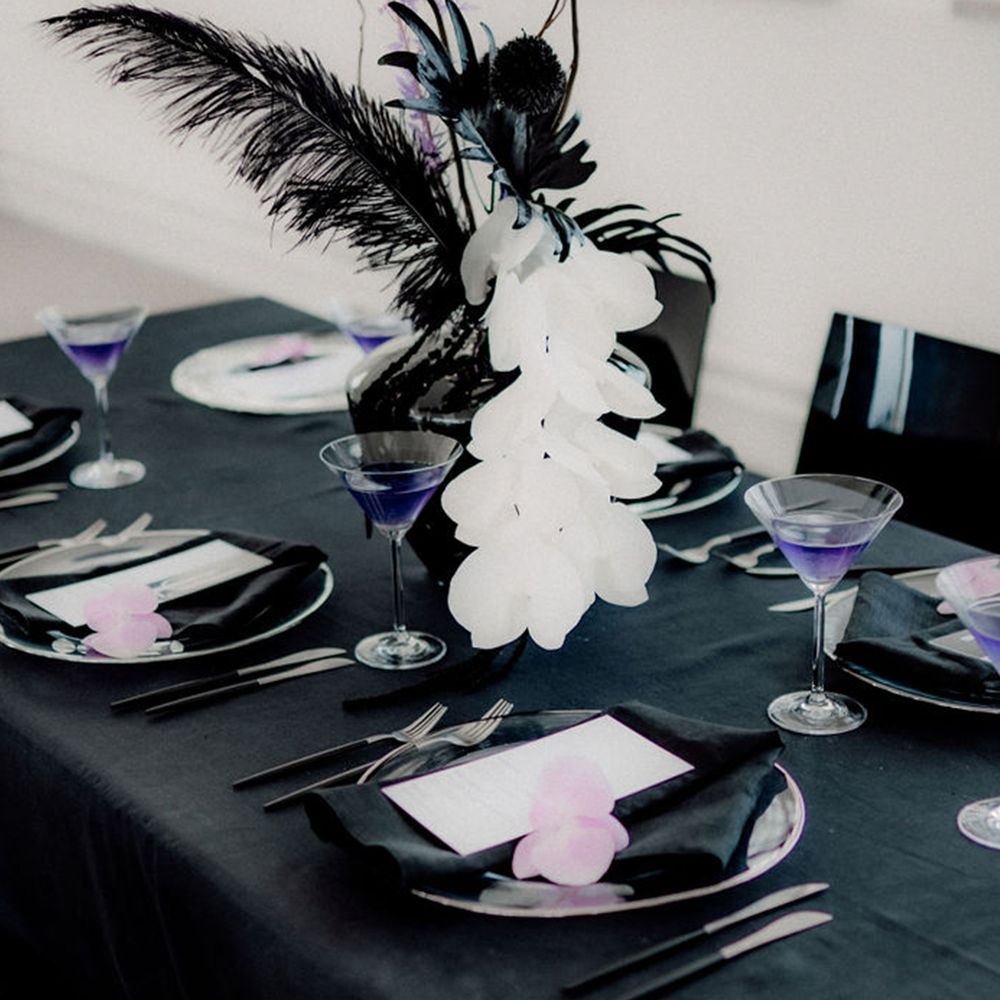 Schwarze Tischdecke mieten – Perfekt für exklusive Events & stilvolle Gala-Dinner Schwarze Tischdecke mieten – Eleganter gedeckter Tisch für Gala-Dinner, Hochzeiten und exklusive Events. Luxuriöse Tischdekoration in stilvoller Atmosphäre.